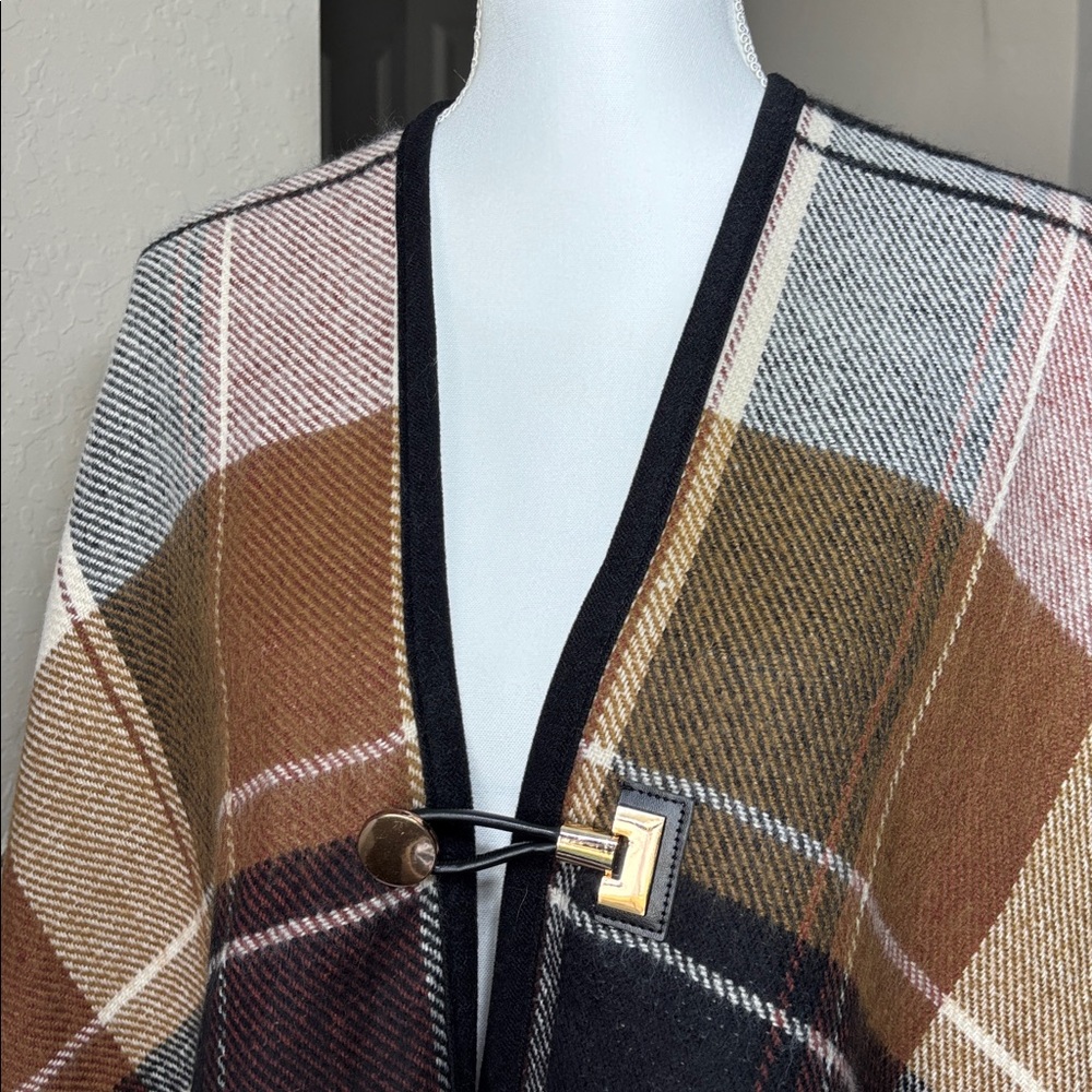 Vince Camuto Women’s Plaid Reversible Poncho with toggle NWT One Size - Picture 4 of 6